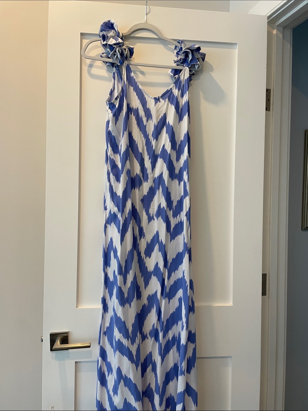 Vince Camuto Blue and White Zigzag Ruffle-Shoulder Maxi Dress-Medium